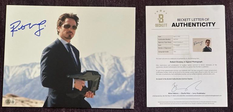 ROBERT DOWNEY, JR. Signed 11x14 PHOTO with Beckett (BAS) LOA AUTO 10