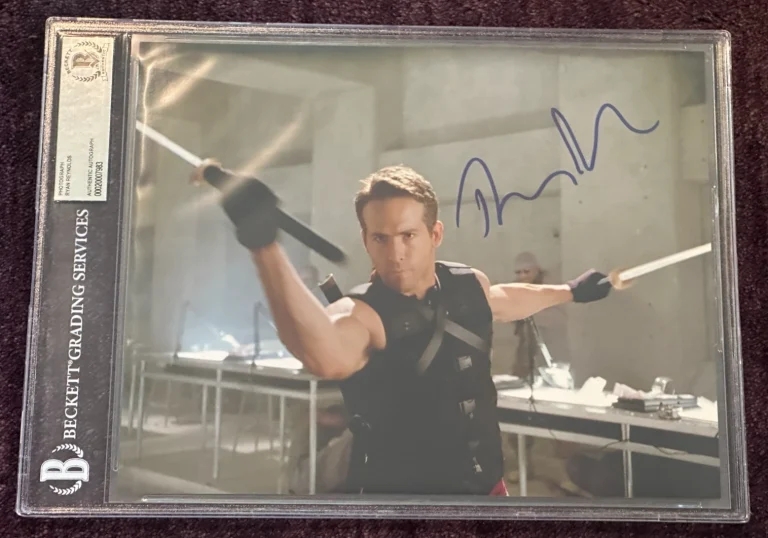 RYAN REYNOLDS Signed 8 X 10 PHOTO Beckett Encapsulated