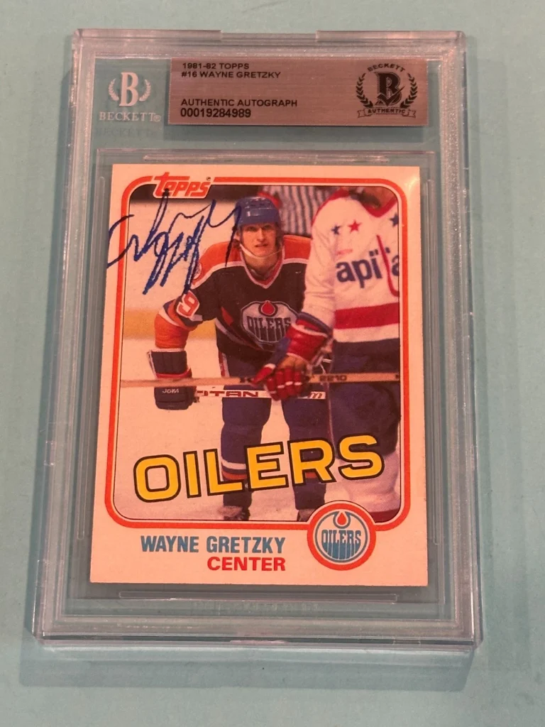 WAYNE GRETZKY Signed 1981-82 TOPPS Card #16 Beckett (BAS) ROOKIE ERA SIG!