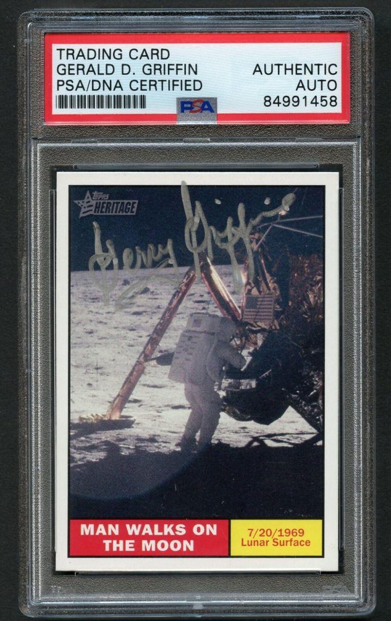 Gerald D. Griffin #124 signed autograph 2009 Topps Man on the Moon Card PSA Slab