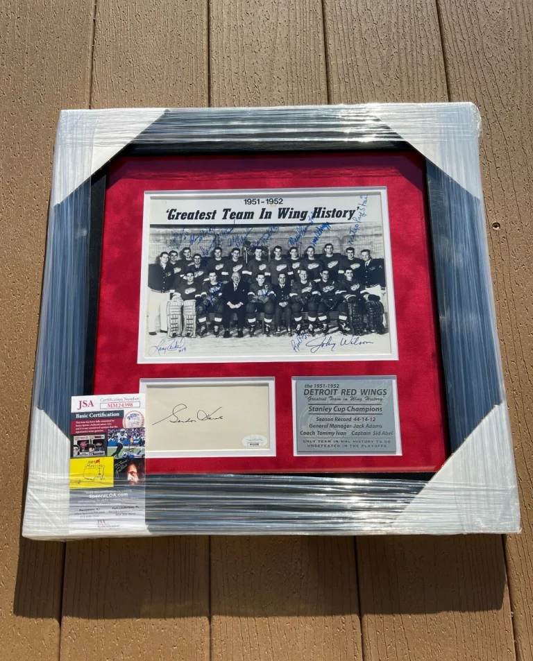 1951-52 Detroit Red Wings Team Signed Framed Photo W/Gordie Howe 3x5 JSA COA