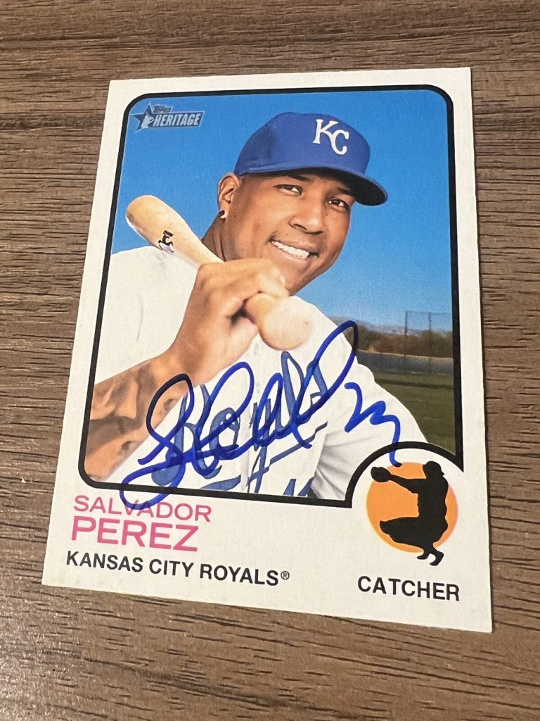 SIGNED BASEBALL CARD AUTO KANSAS CITY ROYALS SALVADOR PEREZ 2022 HERITAGE #267
