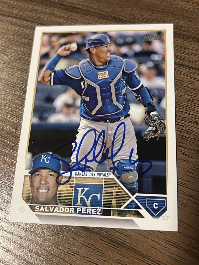 SIGNED BASEBALL CARD AUTO KANSAS CITY ROYALS SALVADOR PEREZ TOPPS 2023 #102