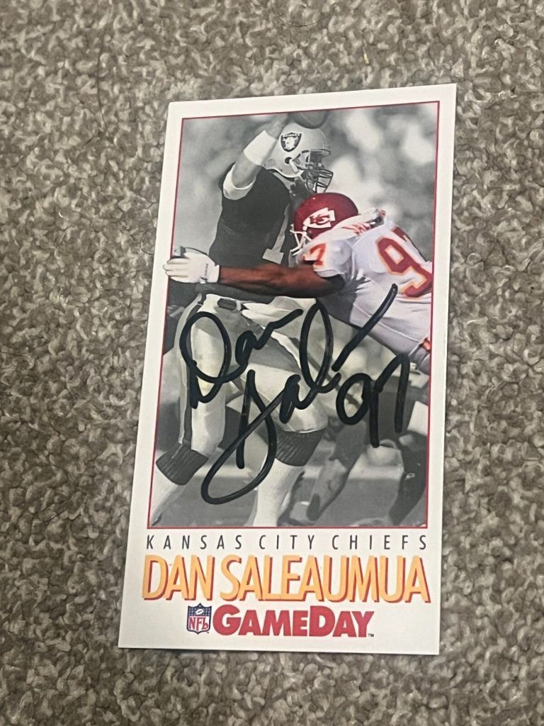 SIGNED FOOTBALL CARD AUTO KANSAS CITY CHIEFS  1992 FLEER GAMEDAY DAN SALEAUMUA