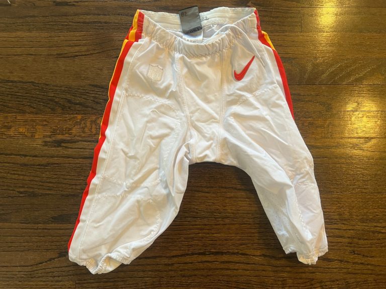 GAME USED KANSAS CITY CHIEFS FOOTBALL NIKE PANTS SIZE 30 WHITE 2021 82 + ?