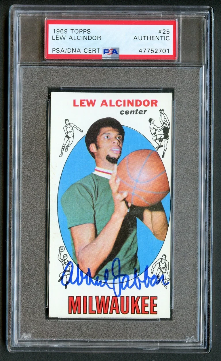 Lew Alcindor #25 signed auto Kareem Abdul-Jabbar 1969-70 Topps Rookie PSA Slab