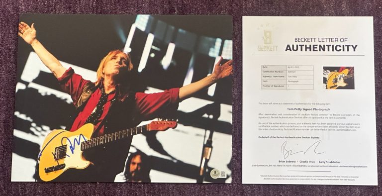 TOM PETTY Signed 11x14 PHOTO Beckett (BAS) LOA