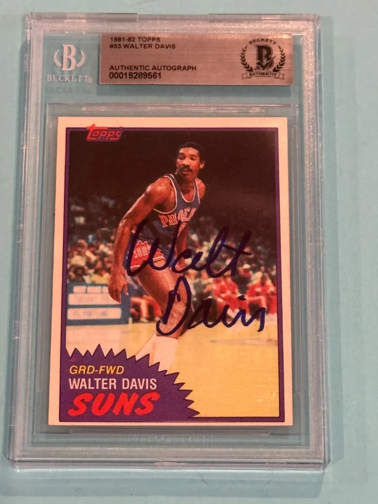 WALTER DAVIS Signed 1981-82 TOPPS Card #33 Beckett (BAS)