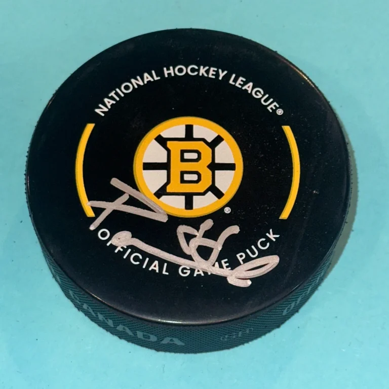 DAVID PASTRNAK Signed Boston BRUINS Official GAME Puck Beckett (BAS)