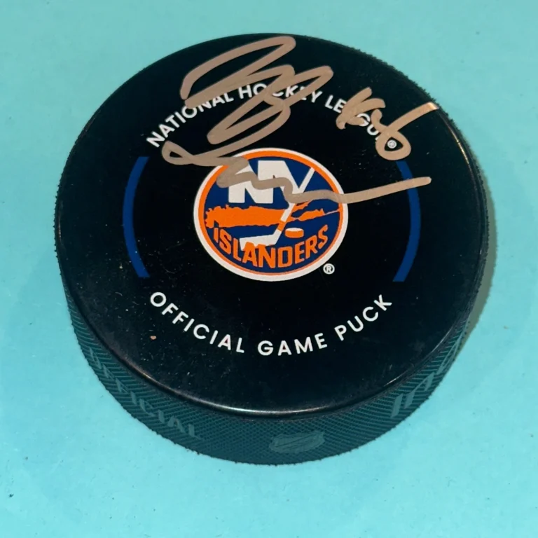 MATTHEW SCHAEFER Signed New York ISLANDERS Official GAME Puck Beckett BAS