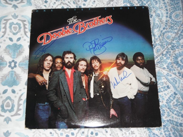 THE DOOBIE BROTHERS SIGNED ONE STEP CLOSER VINYL ALBUM PAT, MICHAEL, JOHN