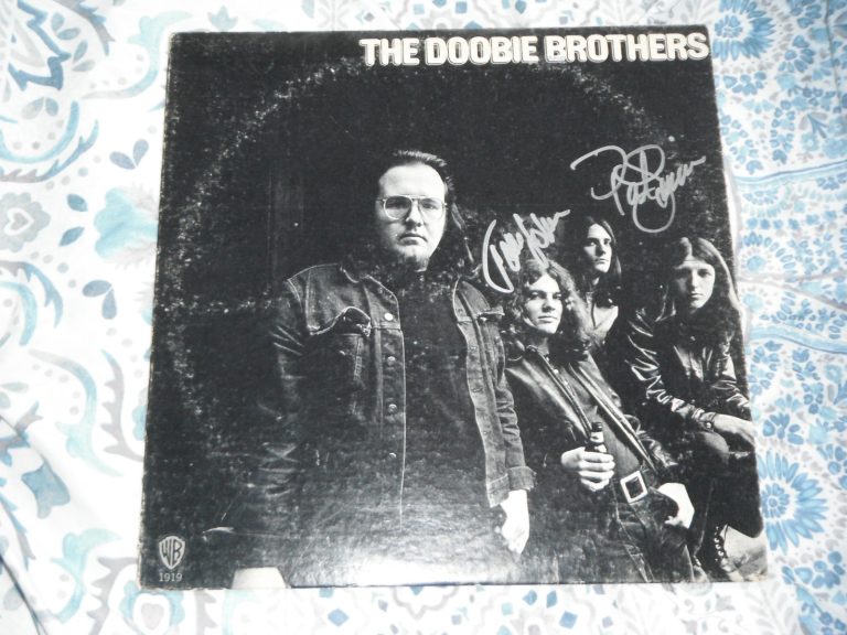 THE DOOBIE BROTHERS SIGNED VINYL ALBUM PAT SIMMONS AND TOM JOHNSTON