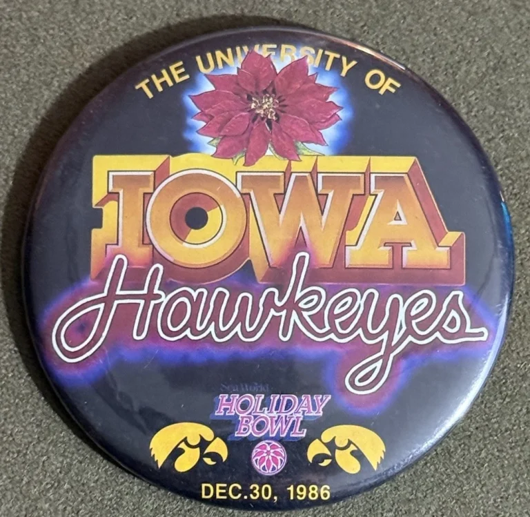 Iowa Hawkeyes 1986 Sea World Holiday Bowl Hawks Football Pinback Button Pin