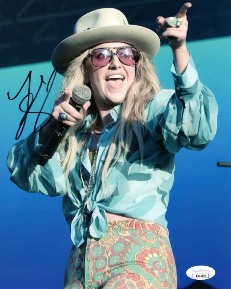 Lainey Wilson Signed Autograph 8x10 Photo - Sexy Yellowstone Star Abby JSA COA
