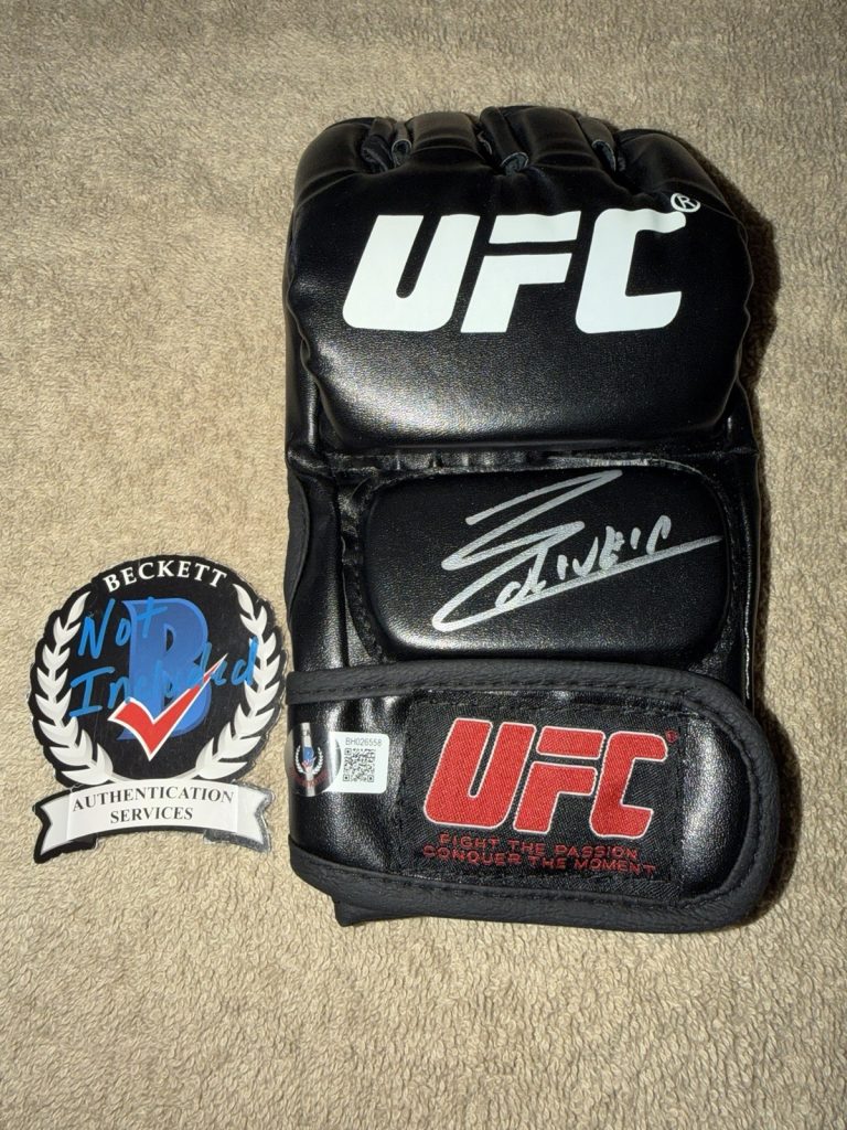 Charles Oliveira Signed UFC Glove UFC Superstar Champ Brazil Do Bronx Beckett #7
