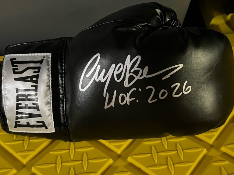 BOXING CHAMPION NIGEL BENN SIGNED AUTOGRAPHED BOXING GLOVE JSA COA HOF 2026