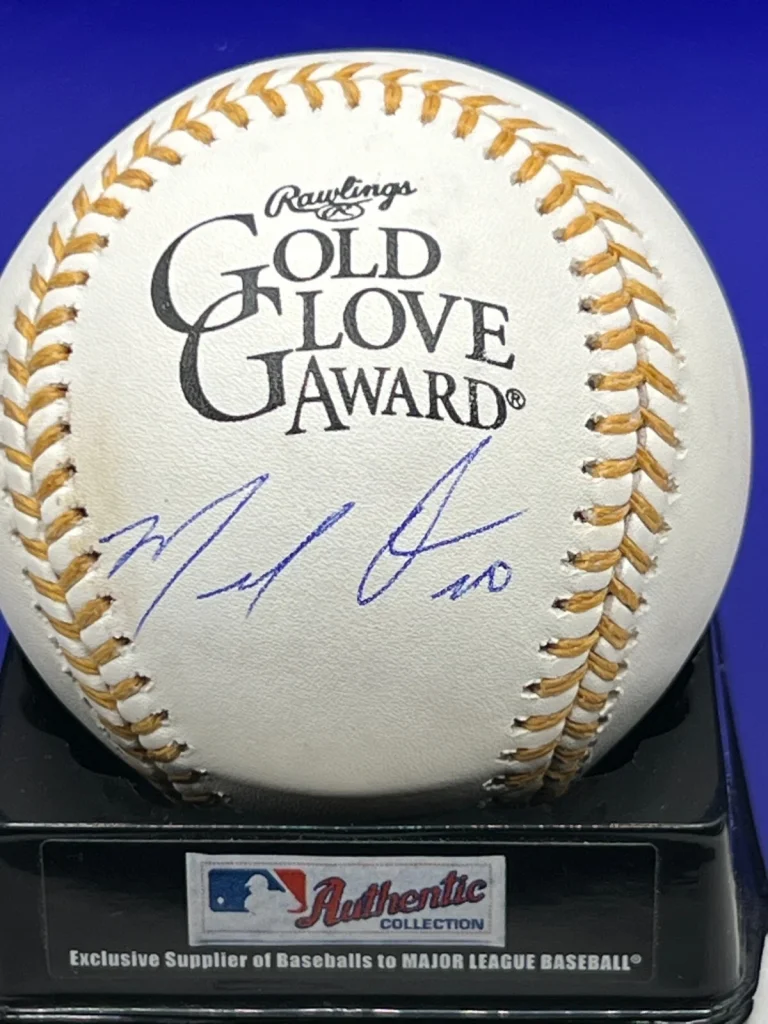 MARCELL OZUNA  ATLANTA BRAVES  BECKETT AUTHENTIC  SIGNED GOLD GLOVE OML BASEBALL