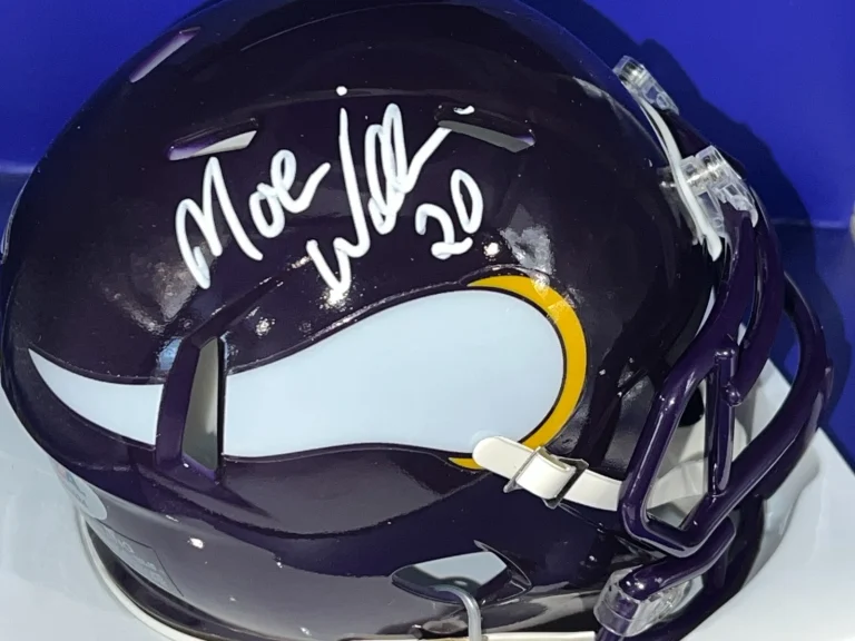 MOE WILLIAMS MINNESOTA VIKINGS  BECKETT SIGNED MINI HELMET