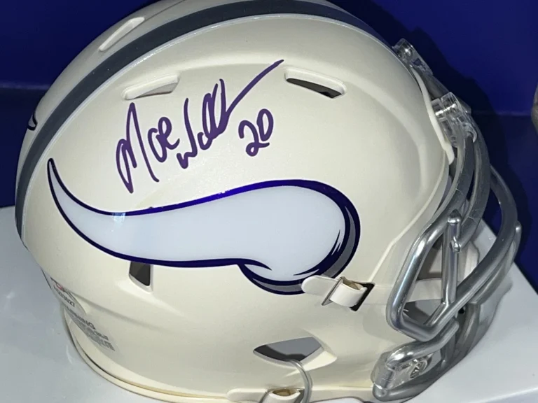 MOE WILLIAMS MINNESOTA VIKINGS  BECKETT SIGNED WHITE ALT MINI HELMET