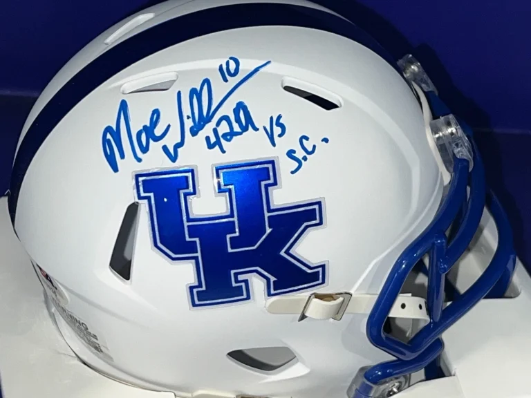 MOE WILLIAMS KENTUCKY WILDCATS 429 VS S.C. BECKETT SIGNED WHITE ALT MINI HELMET