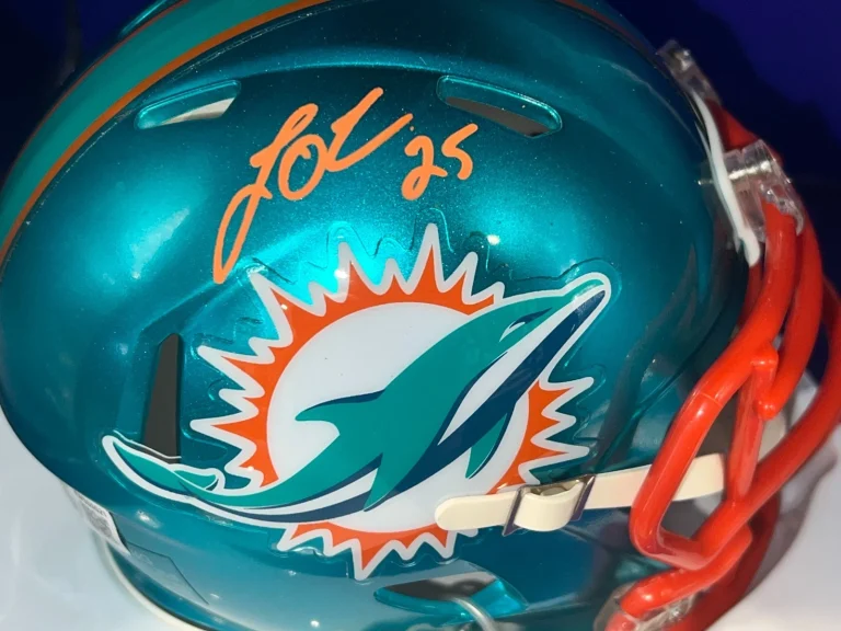 LOUIS OLIVER MIAMI DOLPHINS BECKETT AUTHENTICATED SIGNED FLASH MINI HELMET