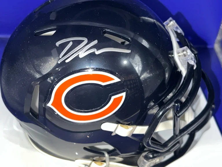 D'ANDRE SWIFT CHICAGO BEARS BECKETT AUTHENTICATED SIGNED MINI HELMET