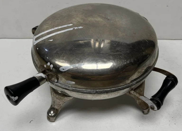 Vintage Russell Electric Company 8” Electric Waffle Maker Read