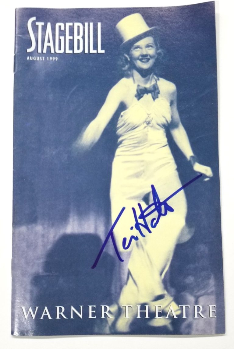 Teri Hatcher SIGNED 1999 Warner Theatre Stagebill JSA COA Autograph Superman