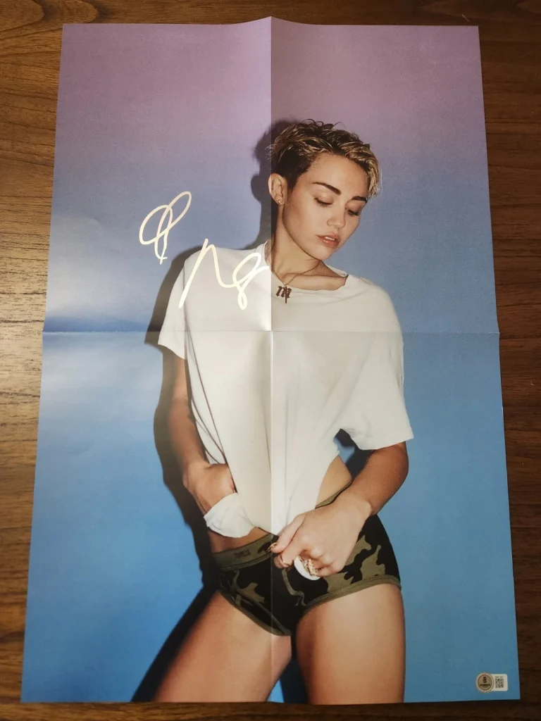 MILEY CYRUS SIGNED POSTER FOLD OUT VINYL SEXY SINGER BANGERZ HANNAH BAS COA