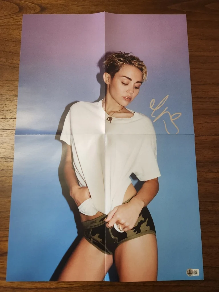 MILEY CYRUS SIGNED POSTER FOLD OUT VINYL SEXY SINGER BANGERZ HANNAH BAS COA
