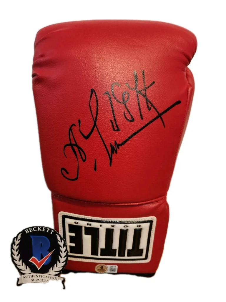 OLEKSANDR USYK WORLD HEAVYWEIGHT CHAMPION SIGNED RED BOXING GLOVE BECKETT COA