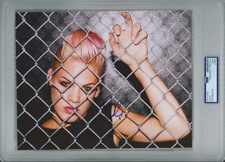 P!nk Signed 8x10 Photograph PSA DNA Encapsulated Authentic Autograph