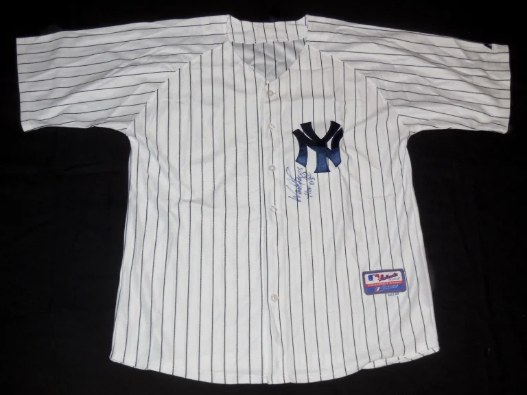 WADE BOGGS AUTOGRAPHED JERSEY (NEW YORK YANKEES) - HOF 2005!