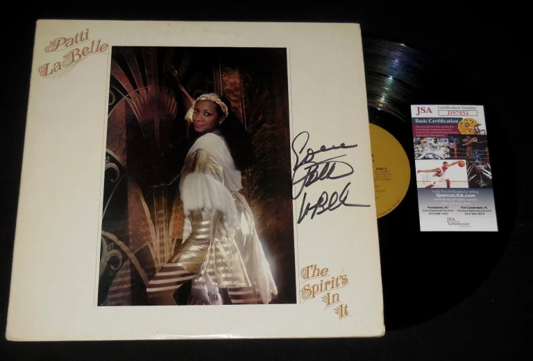 PATTI LA BELLE AUTOGRAPHED RECORD ALBUM (THE SPIRITS IN IT) - JSA COA!