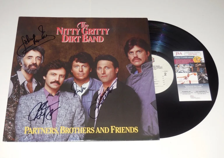 THE NITTY GRITTY DIRT BAND AUTOGRAPHED RECORD ALBUM (BROTHERS & FRIENDS) - JSA!