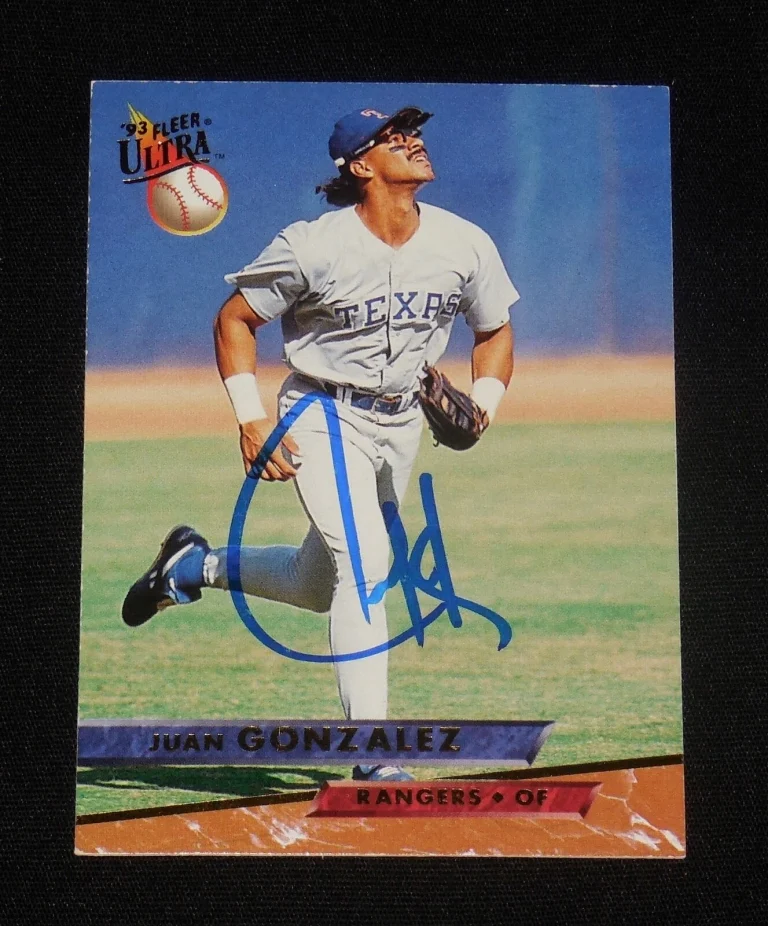 JUAN GONZALEZ 1993 FLEER ULTRA AUTOGRAPHED BASEBALL CARD (TEXAS RANGERS)