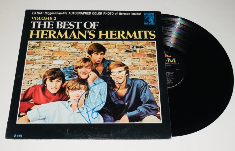 PETER NOONE AUTOGRAPHED VINYL RECORD ALBUM (BEST OF HERMAN'S HERMITS) - BECKETT!