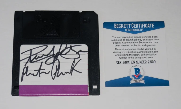 RENOLY SANTIAGO AUTOGRAPHED COMPUTER DISK (HACKERS) - BECKETT COA!