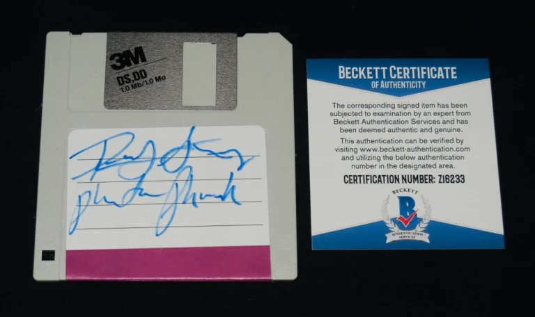 RENOLY SANTIAGO AUTOGRAPHED COMPUTER DISK (HACKERS) - BECKETT COA!