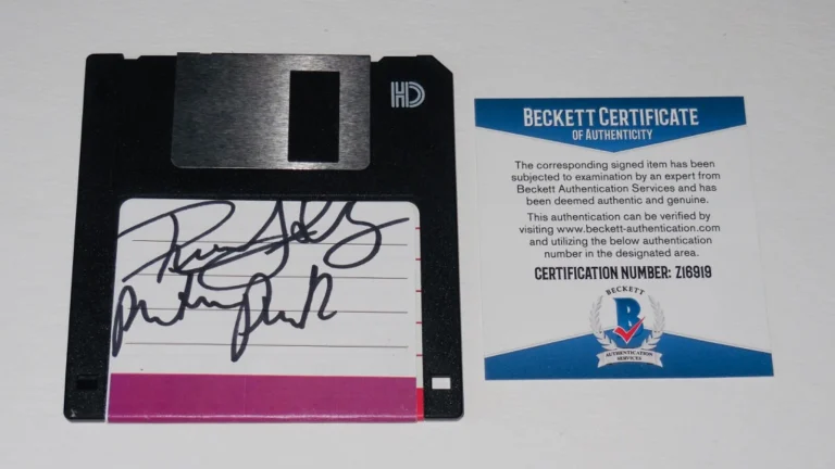 RENOLY SANTIAGO AUTOGRAPHED COMPUTER DISK (HACKERS) - BECKETT COA!