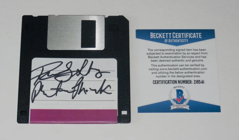 RENOLY SANTIAGO AUTOGRAPHED COMPUTER DISK (HACKERS) - BECKETT COA!