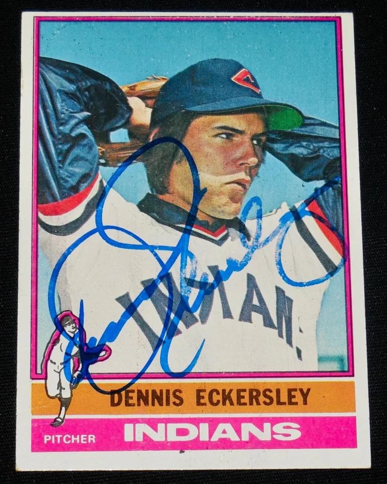 DENNIS ECKERSLEY 1976 TOPPS AUTOGRAPHED BASEBALL ROOKIE CARD (INDIANS / A'S)