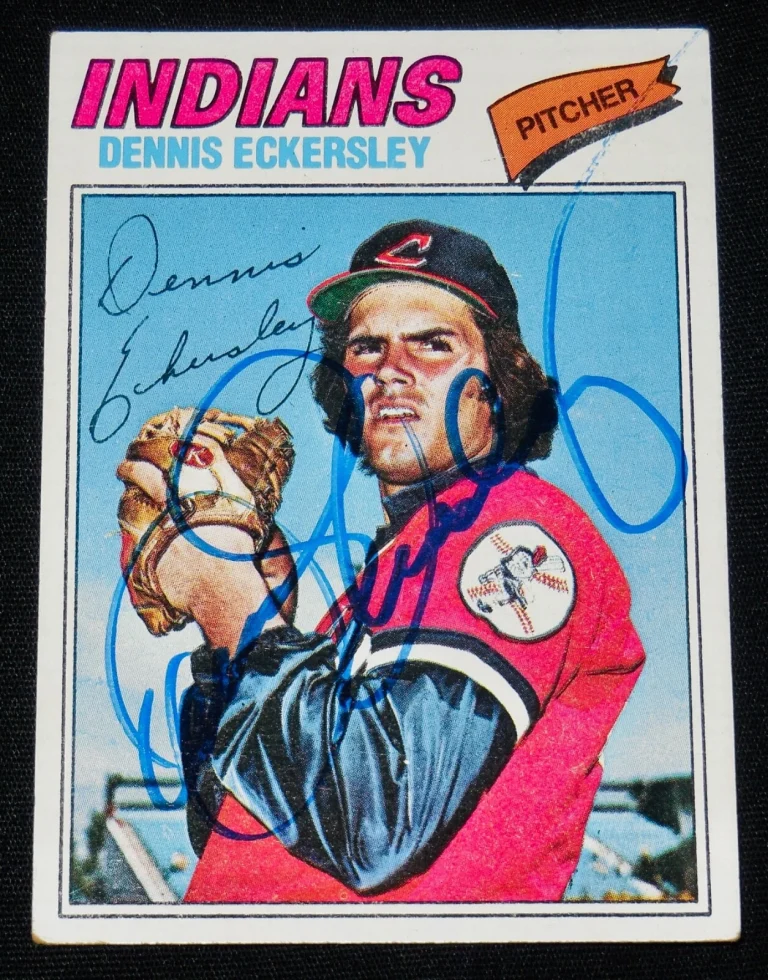 DENNIS ECKERSLEY 1977 TOPPS AUTOGRAPHED BASEBALL CARD (INDIANS / ATHLETICS)
