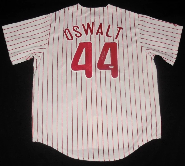 ROY OSWALT AUTOGRAPHED JERSEY (PHILLIES) W/ PROOF - JSA COA!