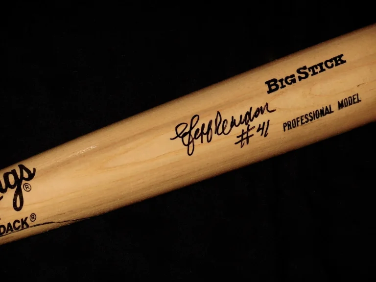 JEFF REARDON AUTOGRAPHED RAWLINGS BAT (MINNESOTA TWINS) - W/ COA!