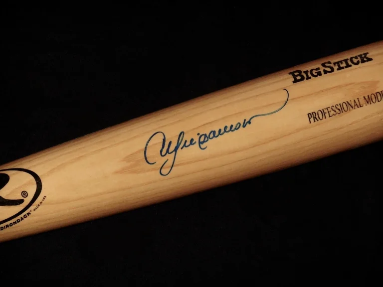 ANDRE DAWSON AUTOGRAPHED RAWLINGS BAT (CHICAGO CUBS) - W/ COA!