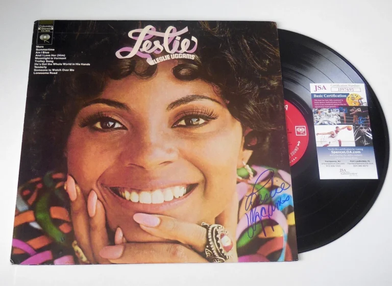LESLIE UGGAMS AUTOGRAPHED RECORD ALBUM (LESLIE) - JSA COA!
