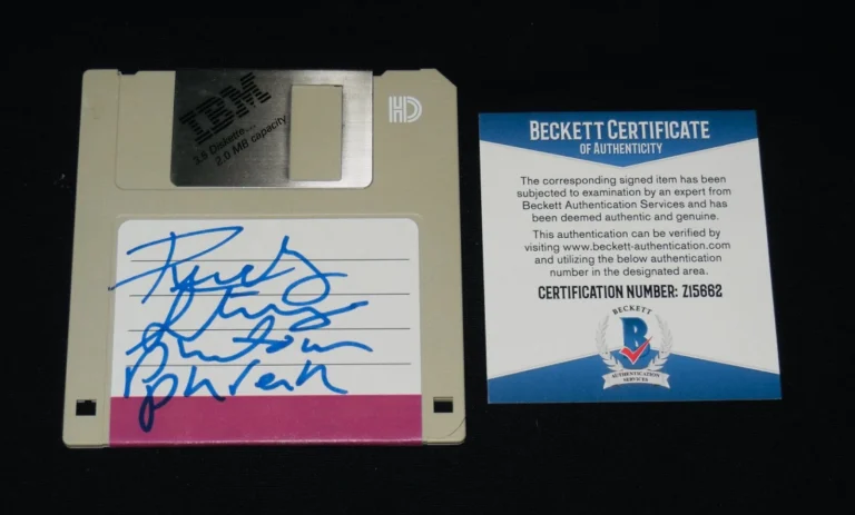 RENOLY SANTIAGO AUTOGRAPHED COMPUTER DISK (HACKERS) - BECKETT COA!