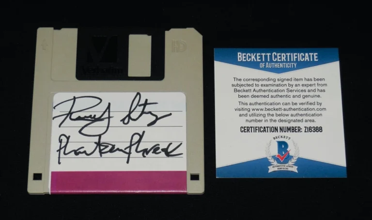RENOLY SANTIAGO AUTOGRAPHED COMPUTER DISK (HACKERS) - BECKETT COA!