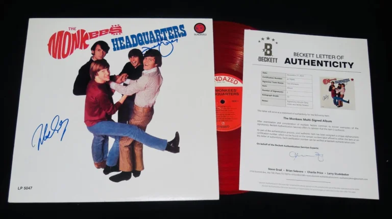DAVY JONES & MICKY DOLENZ AUTOGRAPHED VINYL RECORD ALBUM (THE MONKEES) - BECKETT